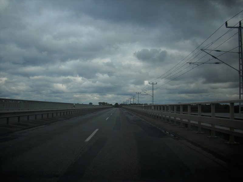 Seit der Erffnung der neuen Rgenbrcke ist es auf dem Rgendamm simlich ruhig geworden.Aufnahme ber die Strelasundbrcke in Richtung Rgen.