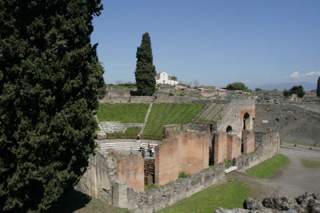 Seitlicher Blick auf das groe Theater von Pompeji, 29.03.2008