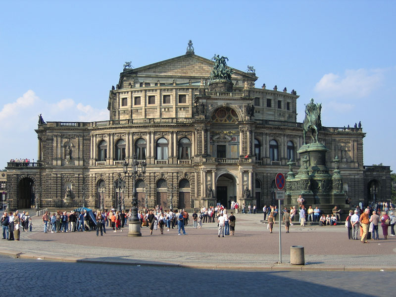 Semperoper (Schsische Staatsoper); 1878 als  Zweites Hoftheater  erffnet, am 13. Februar 1945 durch englische und amerikanische Bomben zerstrt, wurde der weitestgehend originalgetreue Wiederaufbau (sicher ein Kraftakt fr die DDR) zum 40. Jahrestag der Zerstrung (1985) eingeweiht. blicherweise ist der davor gelegene Theaterplatz voller Touris; Dresden, 24.09.2005
