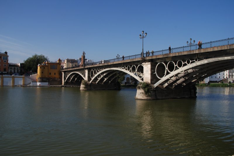 SEVILLA (Provincia de Sevilla), 25.02.2008, am Rio Guadalquivir mit Blick auf die Brcke Isabel II