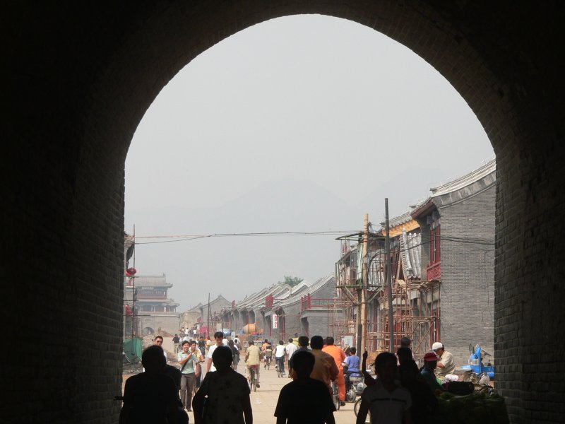 Shanhaiguan hat eine Altstadt mit Stadtmauern, die Teil der Groen Mauer sind. Diese Strae wird gerade fr Olympia 2008 modernisiert. Der Ort ist etwa 4 Zugstunden von Peking entfernt und liegt am Gelben Meer. 15.9.2007