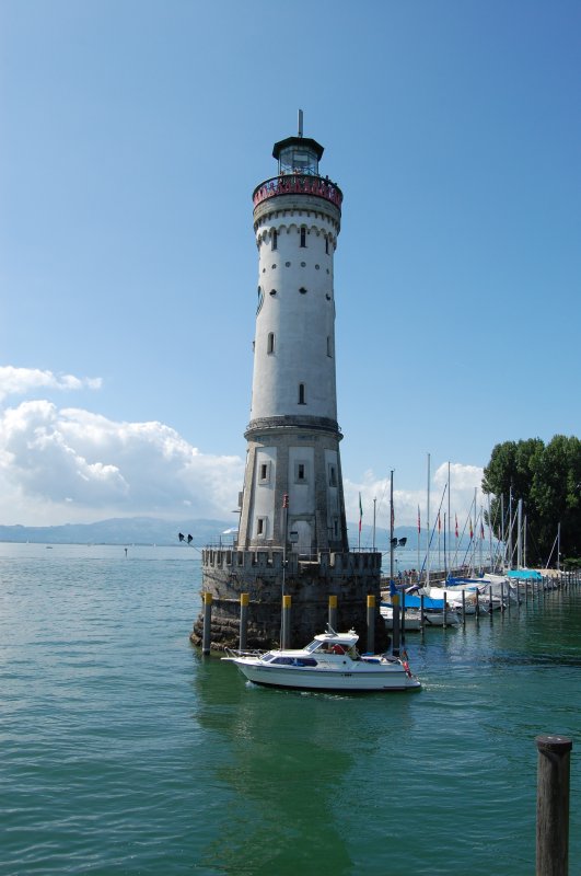 Sieht aus wie irgendwo an der Kste, ist in Wahrheit aber im tiefen Sden der Bundesrepublik, denn dieser formschne Leuchtturm steht in Lindau. Aufgenommen am 12.8.2009 von der Lwenstatue aus.