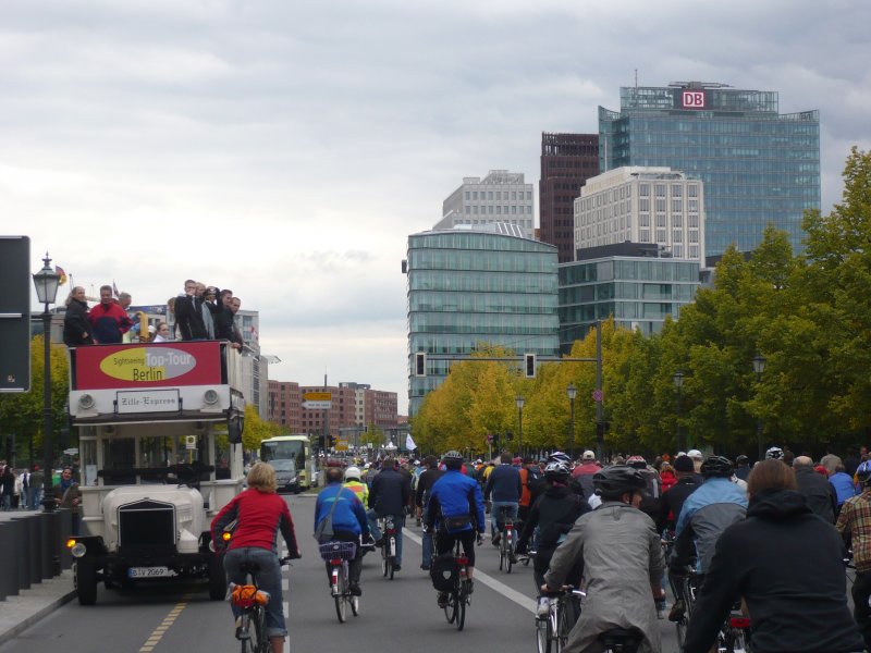 Sightseeing auf dem Fahrrad. Einige der Radfahrer waren aus anderen Stdten angereist. Hier am Potsdamer Platz. 20.9.2008