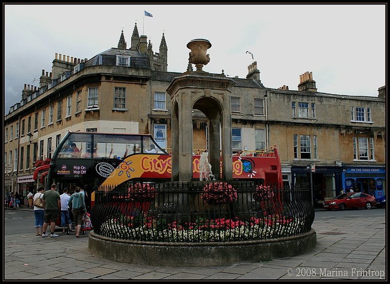 Sightseeing in Bath mit den offenen Doppelstckern. Hop on/Hop off... rein in den Bus, raus aus dem Bus. Hier ein Zustieg am Terrace Walk.