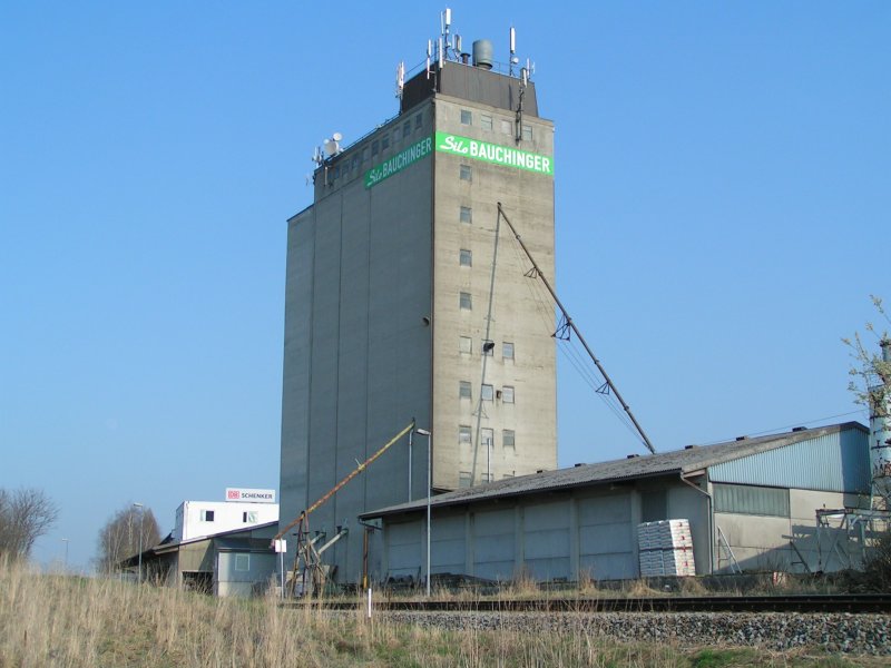  Silo Bauchinger  thront neben den zwei Bahnstrecken (KBS151 + KBS171) bei Ried i.I.; 090406