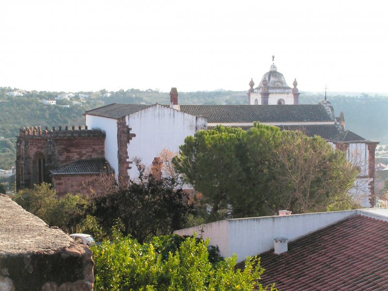 SILVES (Concelho de Silves), 24.01.2005, Blick von der Burgmauer auf die Kathedrale