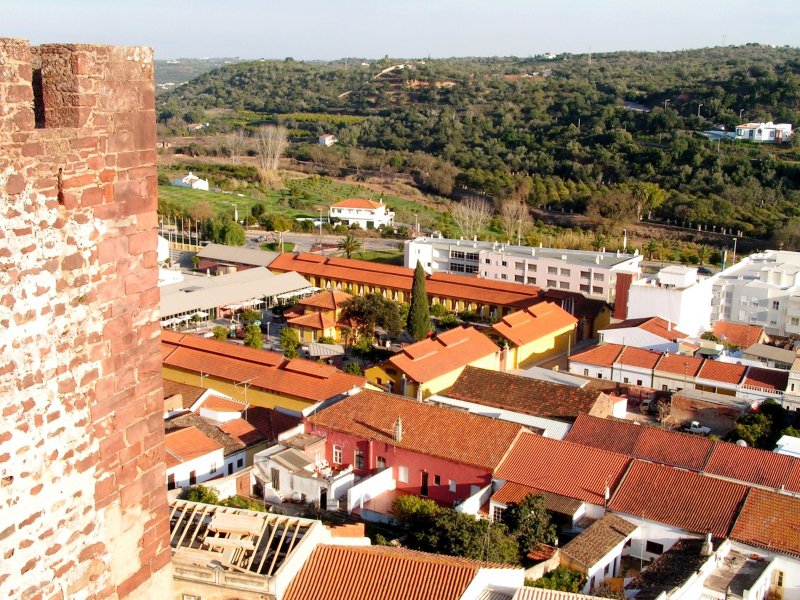 SILVES (Concelho de Silves), 24.01.2005, Blick von der Burgmauer auf die Stadt