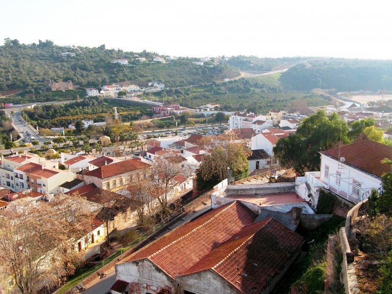 SILVES (Concelho de Silves), 24.01.2005, Blick von der Burgmauer auf die Stadt