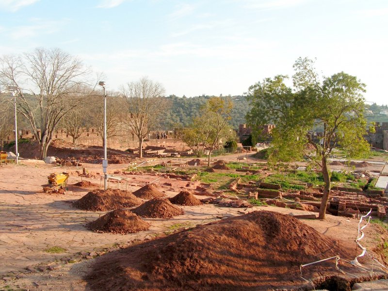 SILVES (Concelho de Silves), 24.01.2005, Blick von der Burgmauer in den Burghof, der aufgrund von Ausgrabungsarbeiten seinerzeit nicht betreten werden durfte