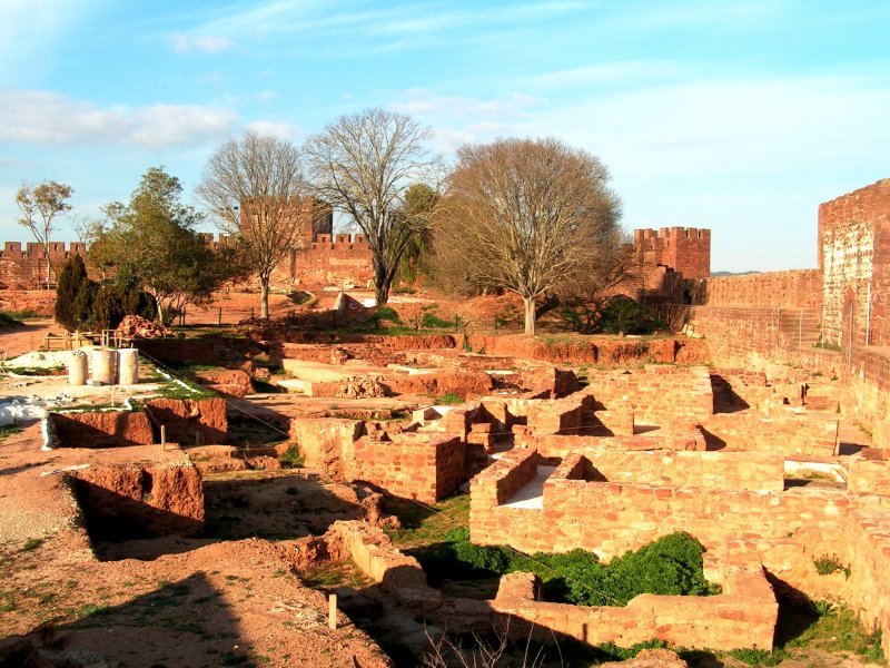 SILVES (Concelho de Silves), 24.01.2005, Blick von der Burgmauer in den Burghof, der aufgrund von Ausgrabungsarbeiten seinerzeit nicht betreten werden durfte
