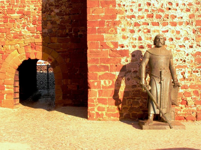 SILVES (Concelho de Silves), 24.01.2005, Statue von König Sancho, die in den vergangenen Jahren an unterschiedlichen Standorten innerhalb des Burggeländes stand
