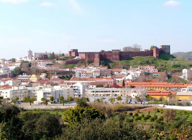 SILVES (Concelho de Silves), 24.01.2005, Blick von der N269 auf Burg und Kathedrale
