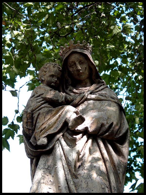 Skulptur an der Bethesda Kirche in Duisburg-Hochfeld.