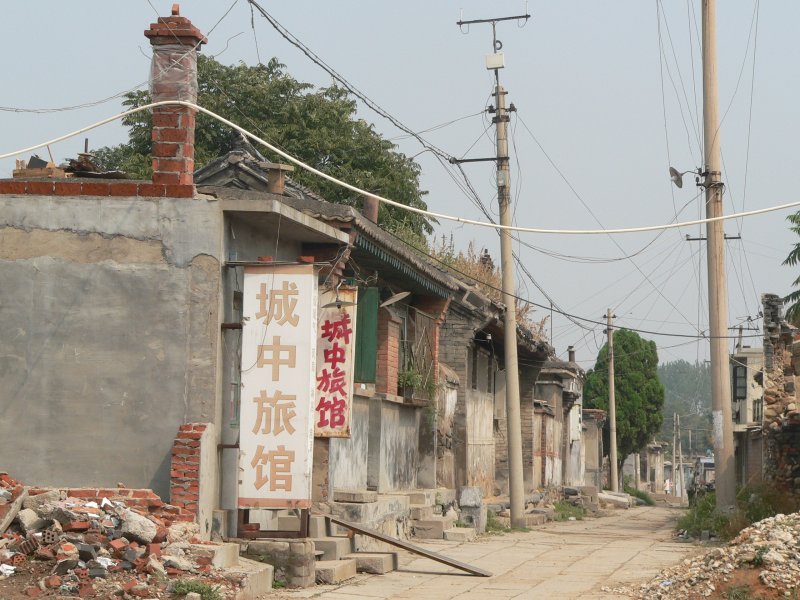 So habe ich es oft gesehen. Einetagige Wohnhuser, teilweise abgerissen, teilweise bewohnt. 09/2007, Shanhaiguan