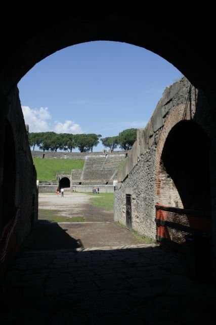 So sahen es die Gladiatoren. Blick durch die Katakomben ins Kolosseum.