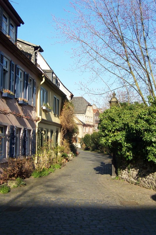 So sieht die Huserzeile von nahem aus. Vor einem Haus etwas weiter hinten gibt es noch die typischen Bnkchen, auf die man sich zu einem Plausch mit den Nachbarn gesetzt hatte. 