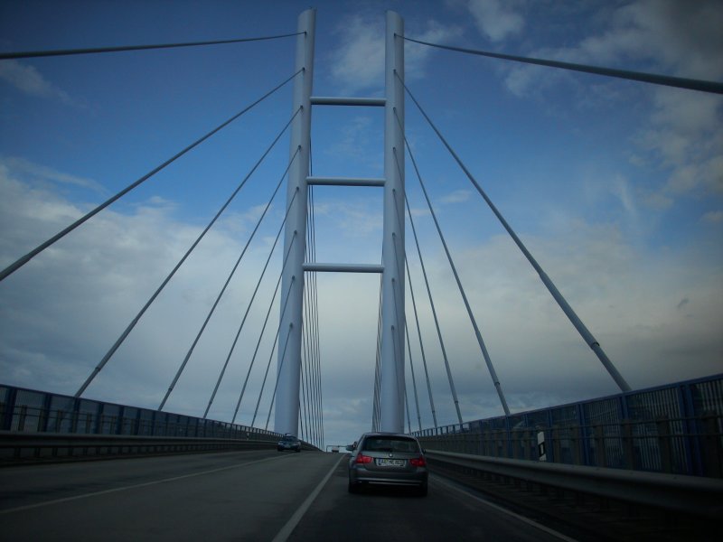 So sieht man die neue Rgenbrcke aus dem Auto bei der berfahrt von Stralsund nach Rgen und umgekehrt.