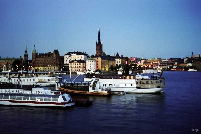 Sommerabend (5): Auf dem Wasser ruht der Verkehr. Die Ausflugsboote haben ihr Tagewerk vollbracht (Juli 2001).