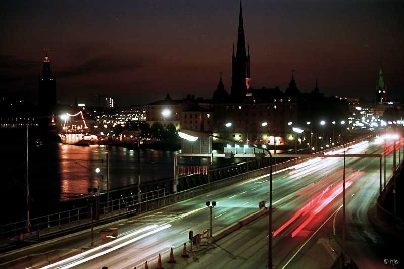 Sommerabend (7): Langsam senkt sich die Dunkelheit auf die Stadt (August 1994). 