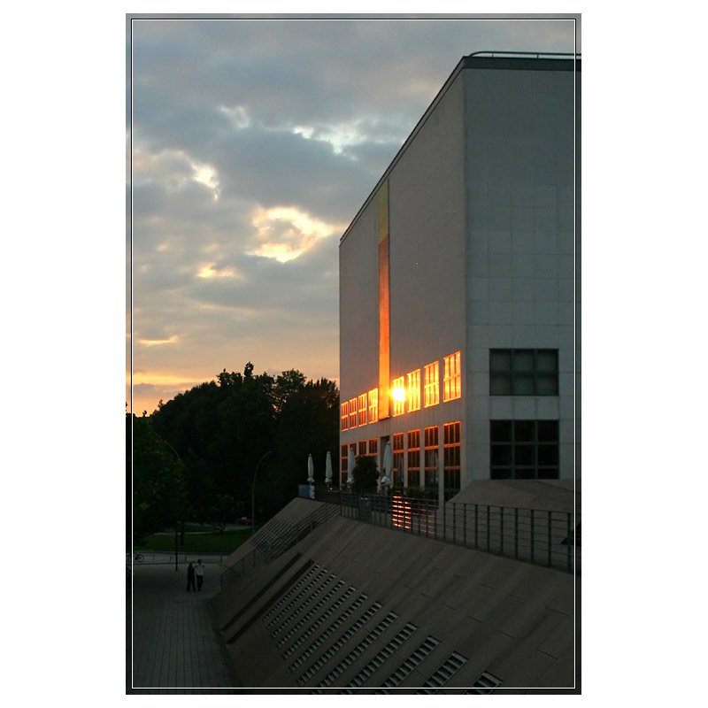 Sonnenuntergang in Hamburg, gespiegelt in der Galerie der Gegenwart, einem Erweiterungsbau der Kunsthalle von 1997. Der Neubau wurde von Oswald Mathias Ungers geplant. 14.7.2007 (Matthias)