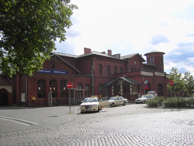 Sorauer Strae mit Bahnhof Forst/Lausitz