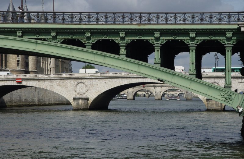 ...sous les ponts de Paris - so heisst es in dem franzsischen Chanson. Hier die Brcken Notre Dame, Pont au Chage, Pont Neuf, die Passerelle der Pont des Arts, Pont du Carrousel