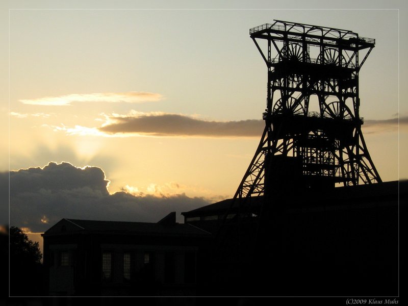 Spter Nachmittag am geschlosssenem Bergwerk Consolidation, Doppelbockgerst des Schacht 9 in Gelsenkirchen-Bismarck. 4.September 2009