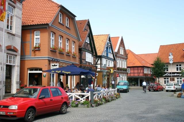 Spaziergang durch Hitzacker. Die Stadt geriet beim Elbehochwasser im April 2006 in die Schlagzeilen; 24.07.2004