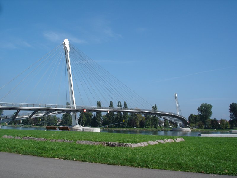 spektakulre Fugngerbrcke ber den Rhein zwischen Kehl und Strabourg,
von der franzsischen Seite aus gesehen,
2004 eingeweiht, Hauptspannweite 177m,
2008