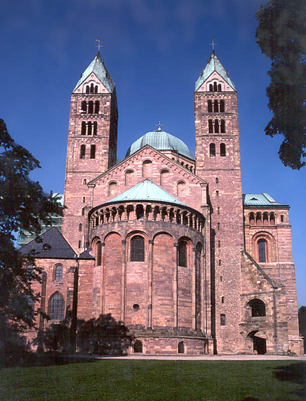Speyer, Kaiserdom, Ostchor mit Königsgalerie und Osttürmen. Ab etwa 1030, romanisch. Aufnahme von Aug. 2002, Scan ab Dia.