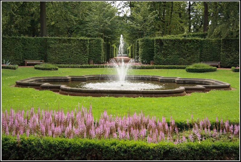 Springbrunnen im Barockgarten Schloss Lichtenwalde, aufgenommen am 18.08.07.