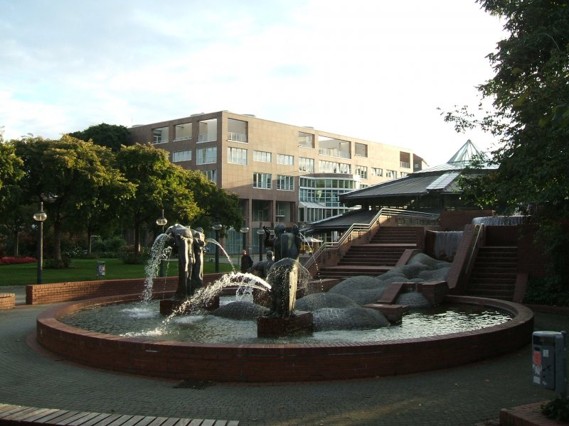 Springbrunnen im Dortmunder Stadtgarten , links das neue Rathaus,rechts die Glas Pyramide gehrt zur U-Bahn Haltestelle
Stadtgarten.(20.09.2007) 