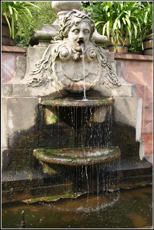 Springbrunnendetail im Barockgarten Schloss Lichtenwalde, aufgenommen am 18.08.07.
