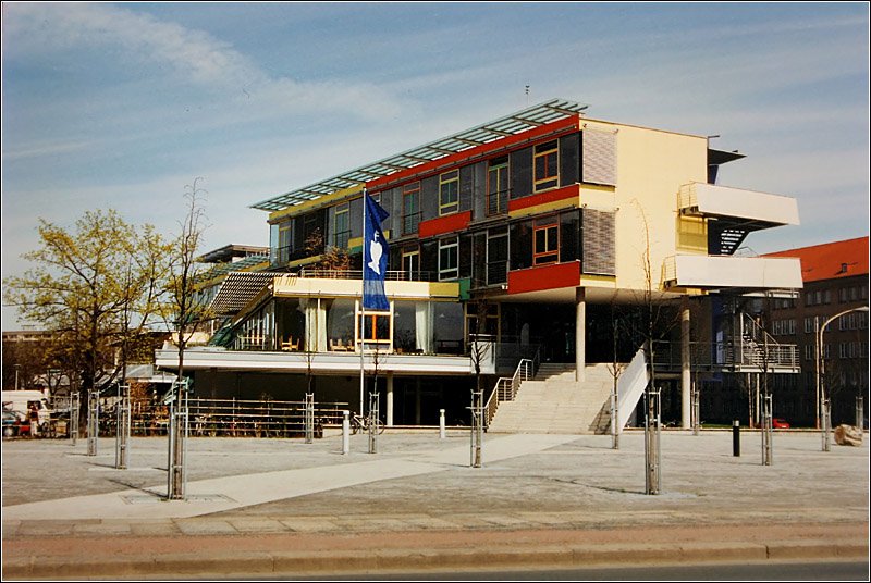 St. Benno-Gymnasium Dresden: Die Klassenrume sind nach Westen zu einem ruhigen Wohngebiet hin ausgerichtet. Die Baukrper wurden wie locker gestabelte Baukltze in verschiedenen Winkeln angeordnet. Digital- Analogfoto 4.1997 (Matthias)