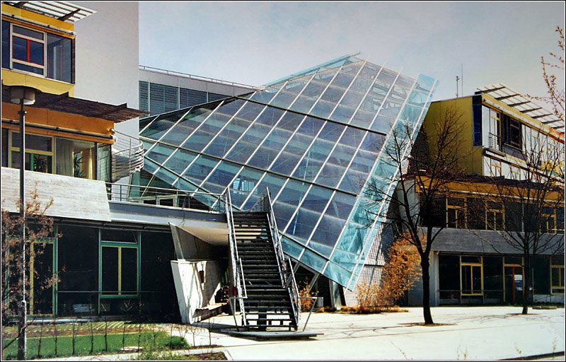 St. Benno-Gymnasium Dresden: Ein groes Glasdach berspannt die Pausenhalle, die als rumlicher Mittelpunkt der Schulanlage funkiert. Digital- Analogfoto. 4.1997 (Matthias)