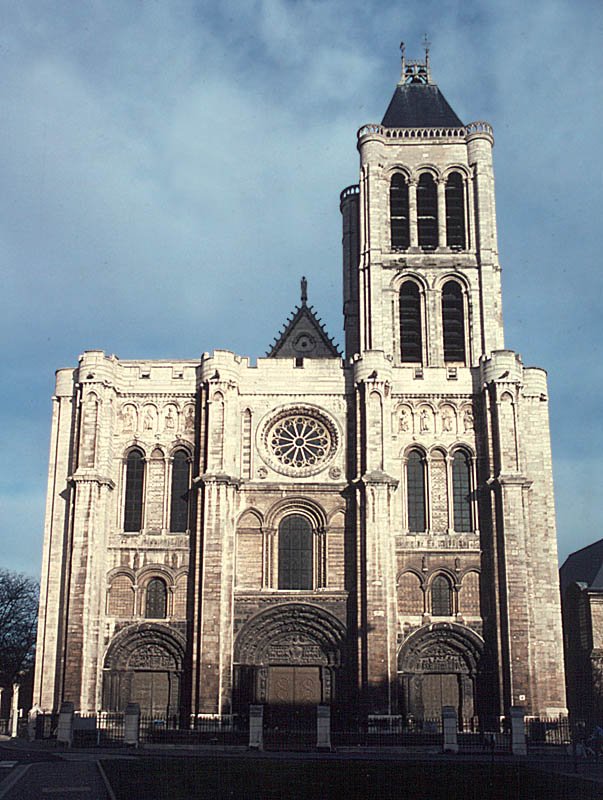 St. Denis bei Paris, ehemalige Abteikirche und Grablege der franzsischen Knige. Westfassade. Seit 1966 Kathedrale. Ab 1136, gilt als erster gotischer Bau. Sptere Umbauten. Aufnahme von Okt. 1995, Scan ab Dia.