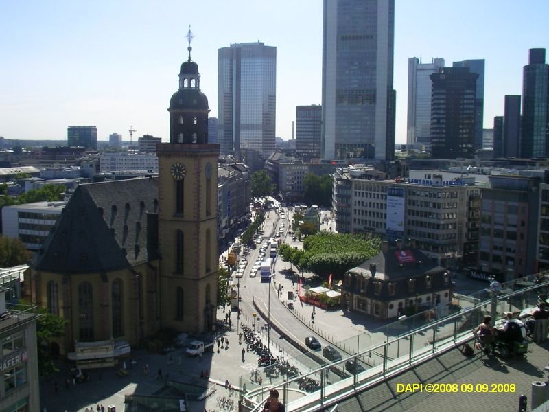 St. Katharinenkirche in Frankfurt am Main, vom Dach der Zeilgalerie aus gesehen.