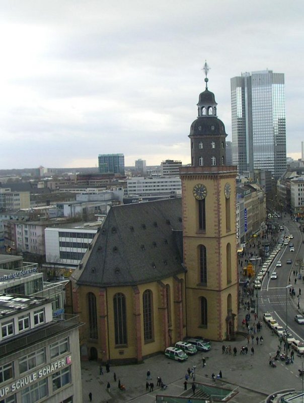 St. Katharinenkirche in Frankfurt am Main, vom Dach der Zeilgalerie aus gesehen. Im Hintergrund der EZB-Tower.