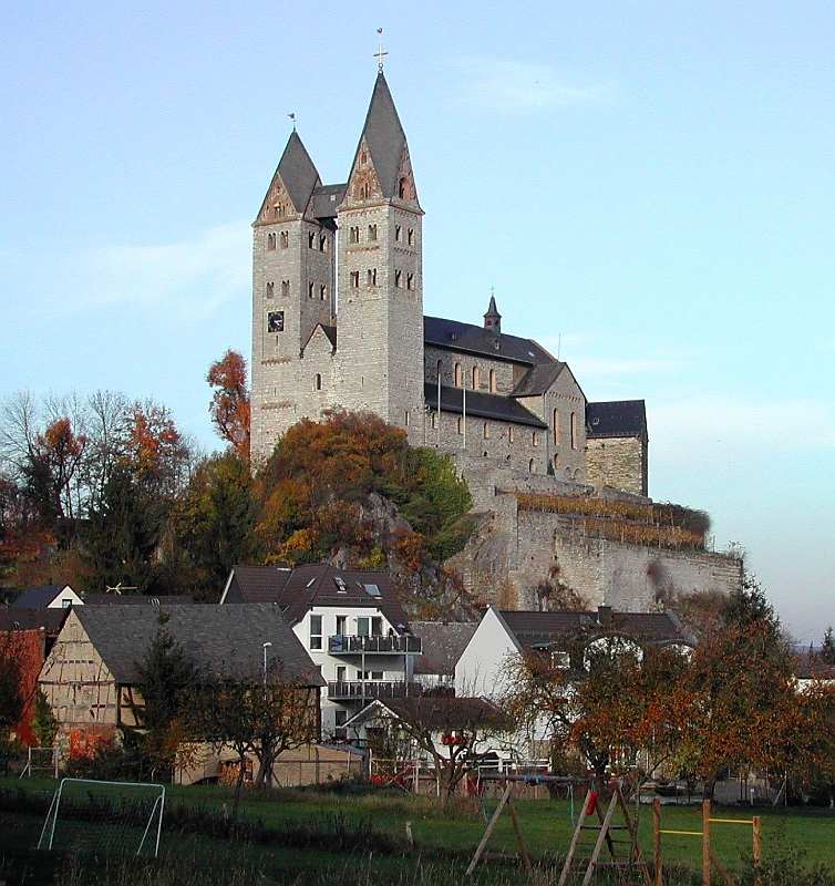 St. Lubentius am frhen Abend. Noch mit einer 3 MPx-Kamera entstanden, doch der zauberhafte Charme dieser romanischen Kirche in Dietkirchen wird auch mit bei schwacher Qualitt der Kamera transportiert.