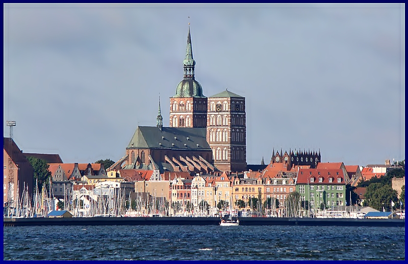 St Nikolai vom Wasser aus. Rechts neben der Basilika ist der obere Rand des Schaugiebels des Stralsunder Rathauses zu sehen.