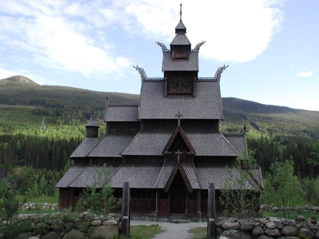 Stabkirche von Gol. Zum klassischen Erscheinungsbild der Stabkirchen gehren die bereinandergestaffelten Dcher, die Dachreiter, der Waffengang (Sval) und die vielen geschnitzten Fabeltierfiguren der Wikingerzeit.