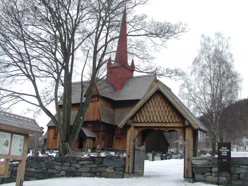 Stabkirche in Ringebu liegt im mittleren Gudbrandsdalen Tal ca. 60km nördlich von Lillehammer entfernt. Die Stabkirche in Ringebu wurde 1220 erbaut, sie gehört zu den 28 heute noch erhaltenen Stabkirchen und zählt zu den größten des Landes. 
