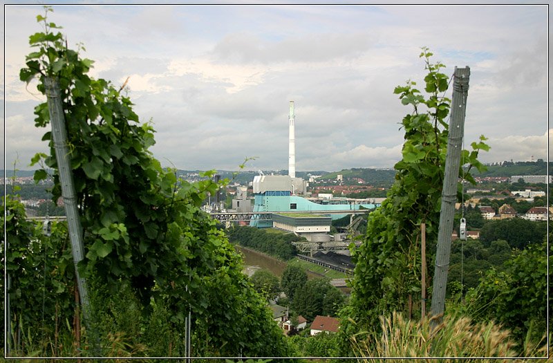 Stadt und Landschaft sind in Stuttgart eng miteinander verwoben, so dass es machmal gar nicht leicht fllt zu entscheiden, ob Stdte-fotos oder Landschaftsbilder hier die richtig Seite ist. Da hier der gewaltige Kraftwerksbau in Stuttgart Mnster im Bildmittelpunkt ist, habe ich die Stdte-fotos gewhlt. Das Kraftwerk Mnster ist in der Hauptsache eigentlich eine Mllverbrennungsanlage, kann aber zustzlich auch als Kohlekraftwerk genutzt werden. 21.6.2007 (Matthias)