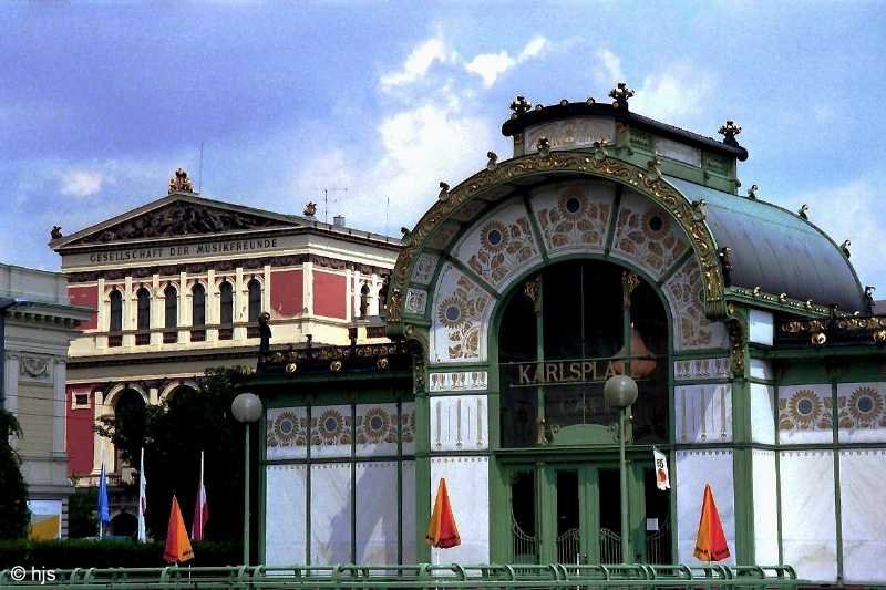 Stadtbahnpavillon am Karlsplatz (Juni 1989). Der Pavillon wurde 1901 zusammen mit den anderen Hochbauten der Stadtbahn vom Architekten Otto Wagner geschaffen. Im Hintergrund das Musikvereinsgebude.