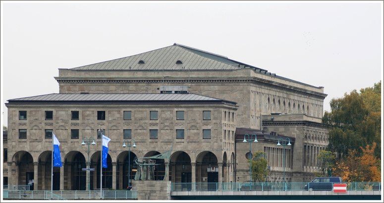 Stadthalle Mlheim an der Ruhr - Seitenansicht aus Richtung Wasserbahnhof.