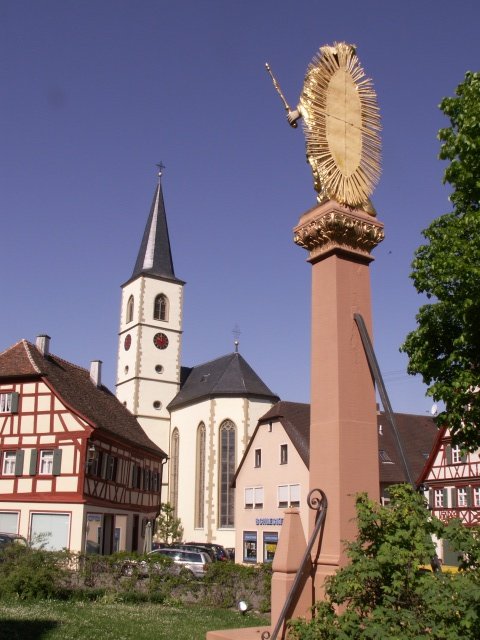 Stadtpfarrkirche  Maria Himmelfahrt  in der frnkischen Kleinstadt Aub - im Vordergrund die  Mariensule 
zahlreiche weitere Bilder ber die Stadt Aub unter:
www.Bildergalerien.May-Stadt-Aub.de
Fotos (C) Robert May