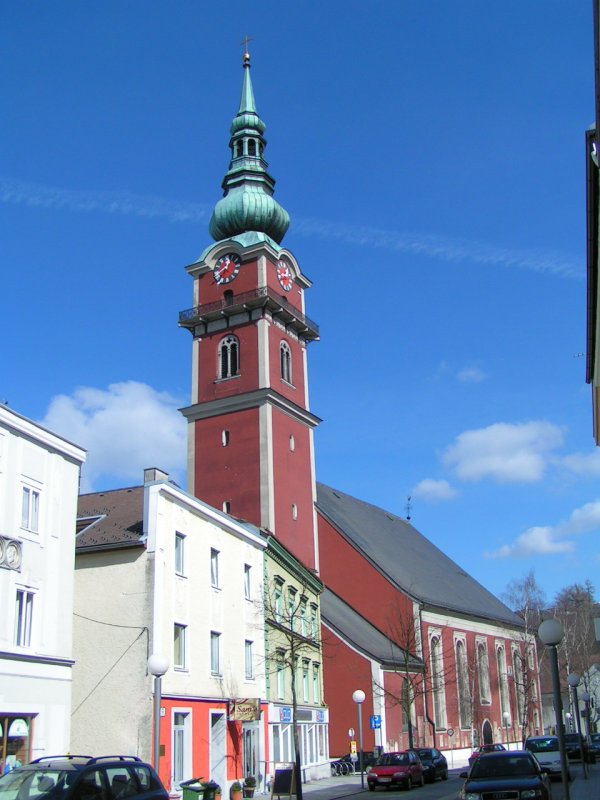 Stadtpfarrkirche (St. Peter und Paul)
schon von weitem sichtbar, der 73mtr. hohe Turm ;
die Inneneinrichtung wurde zum berwiegenden Teil von der Bildhauerfamilie Schwanthaler geschaffen, welche nur einen  Katzensprung  entfernt ihre Wirkungsttte hatten.
u.a. existiert ein meistersingerlich gereimter Spruch, der an den Aufenthalt des Hans Sachs in Ried erinnert, wo er auf seiner Gesellenwanderung 1513 seinen „Gldenen Ton“ ersann. 
