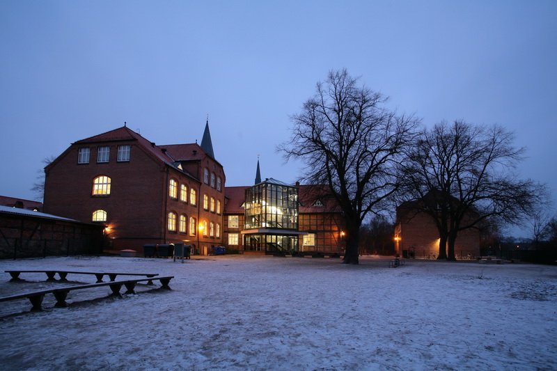 Stadtschule am Mhlenteich mit Schulhof kurz nach Unterrichtsbeginn. 07.01.2009