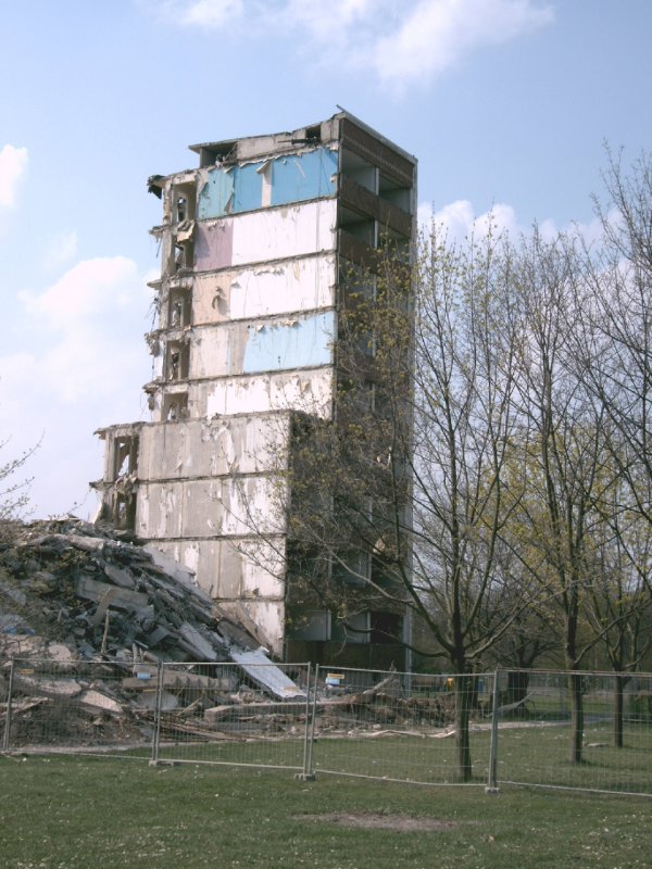  Stadtumbau  heit im Plattenbauviertel Grnau Abriss. So wie auch hier in der Weidornstrae