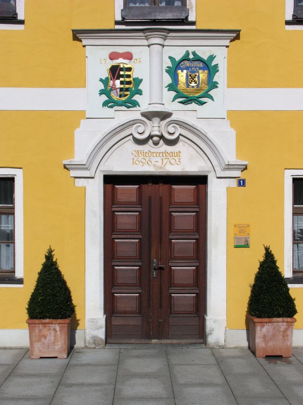 Stadtwappen und schsisches Wappen von 1703 ber der Pforte am Rathaus in Neustadt (Sachsen); 27.02.2008

